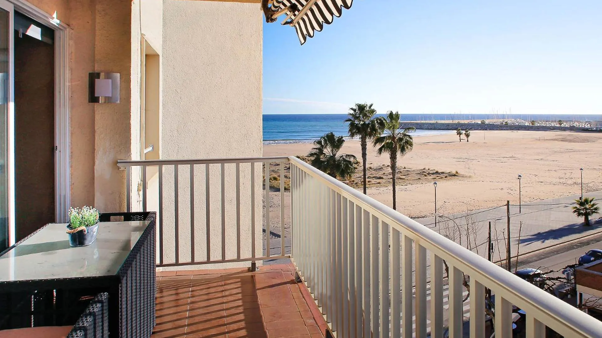 At059 Reformed & Beach Views, Airco, Wifi Torredembarra